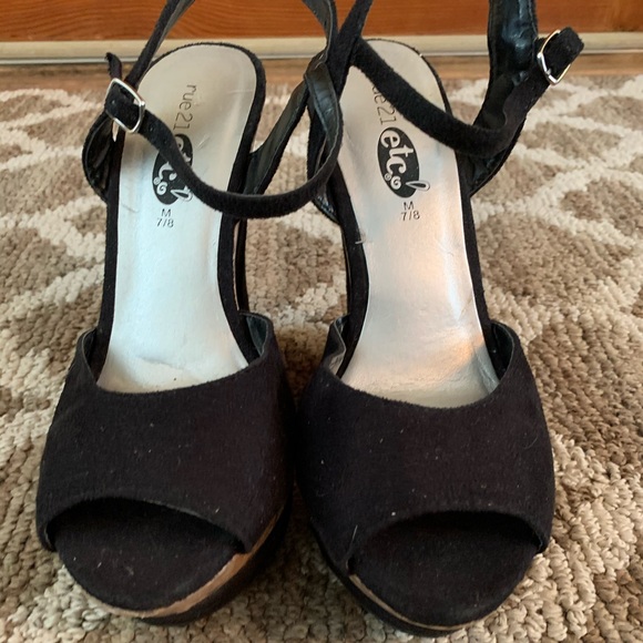 Adorable Black Peep-toe Platforms! - Picture 2 of 4